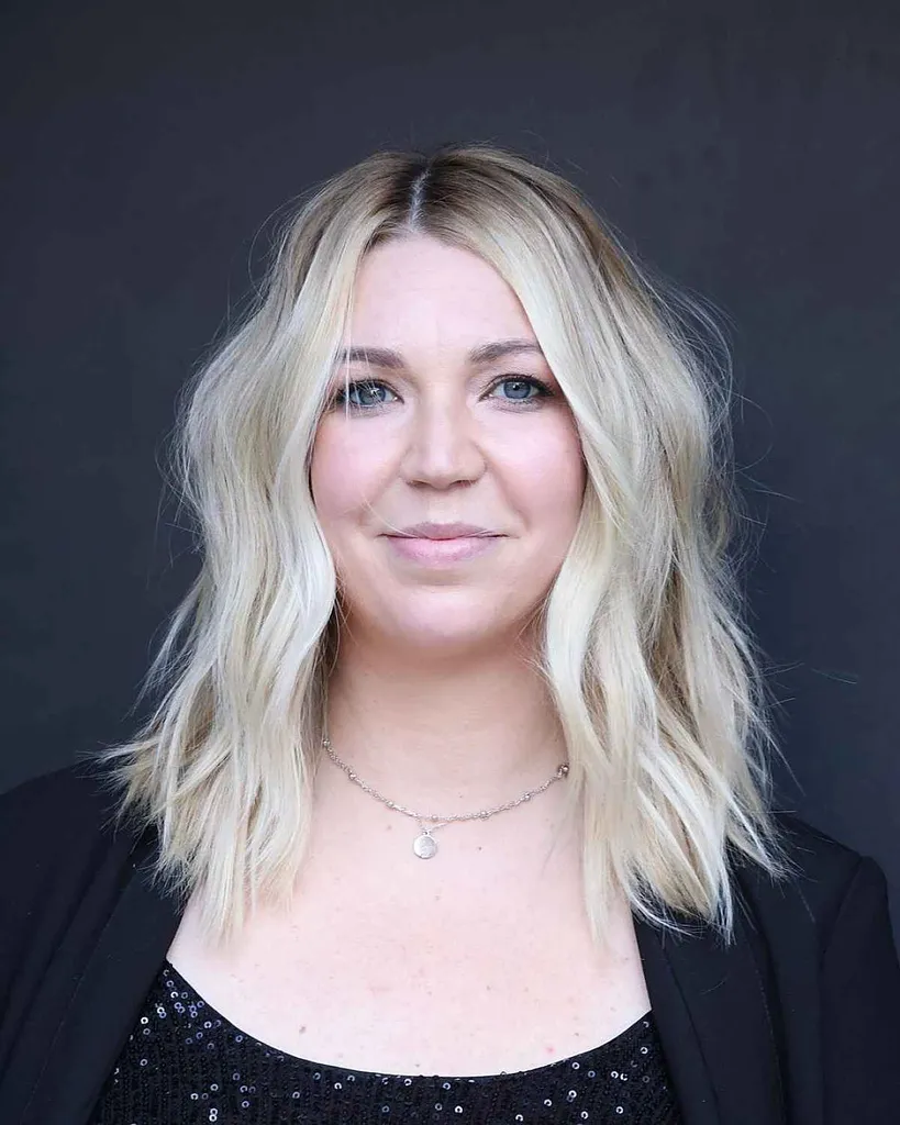 svetlá blond s tmavšími korienkami' title=