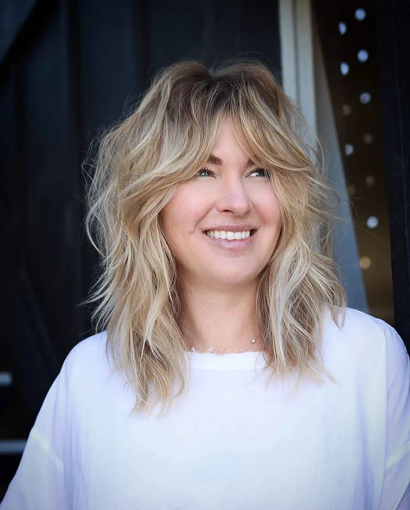 špinavá blond s prirodzenými tmavými korienkami' title=