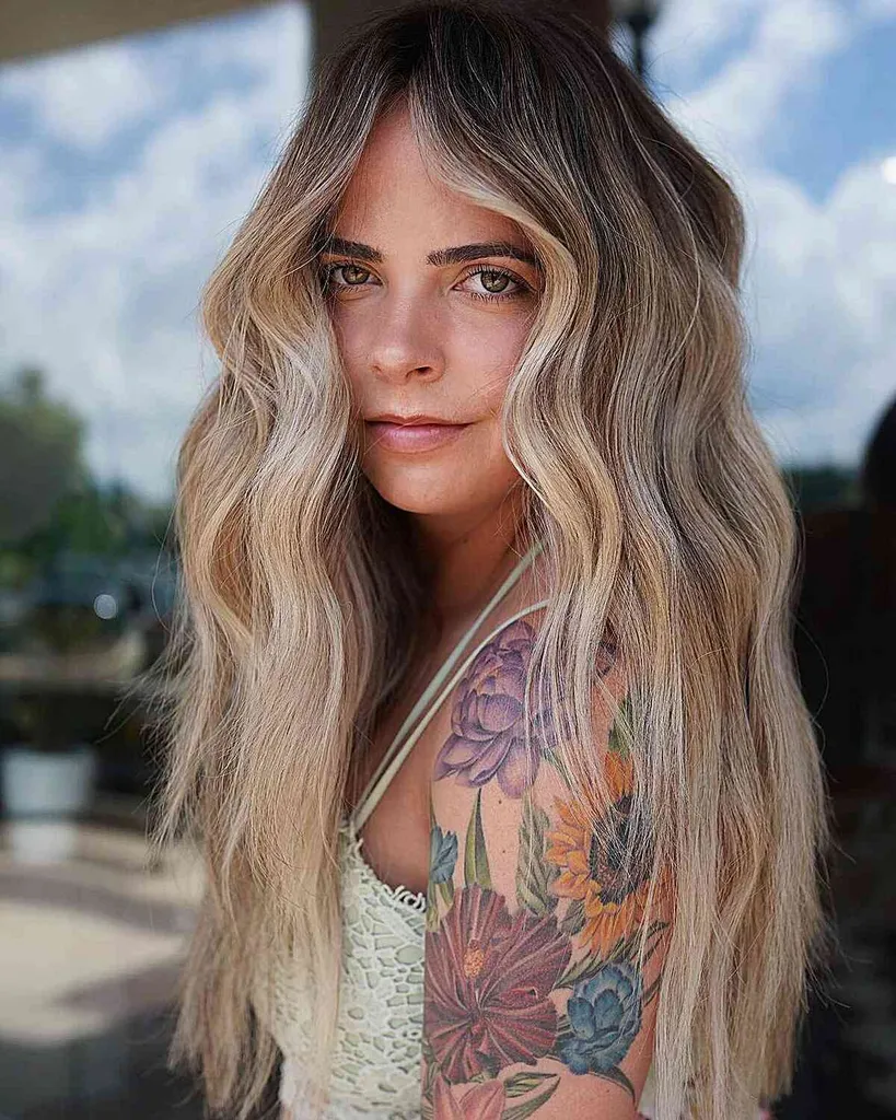 Plnolisté blond vlasy s tmavými korienkami' title=