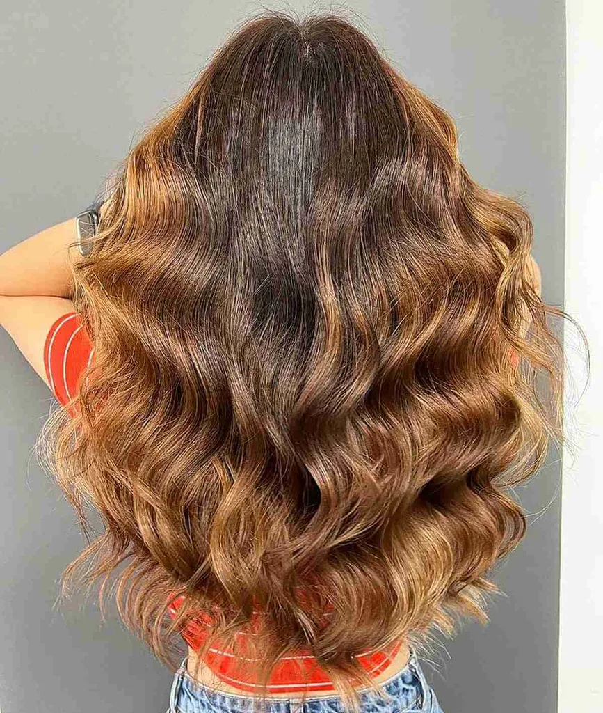 Warmbruine balayage met donkere wortels' title=
