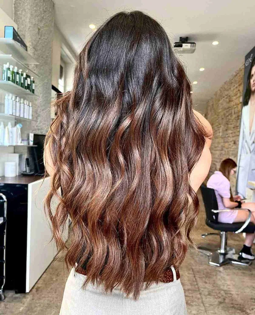 Diepbruine basis gesmolten tot licht chocoladebruine balayage' title=