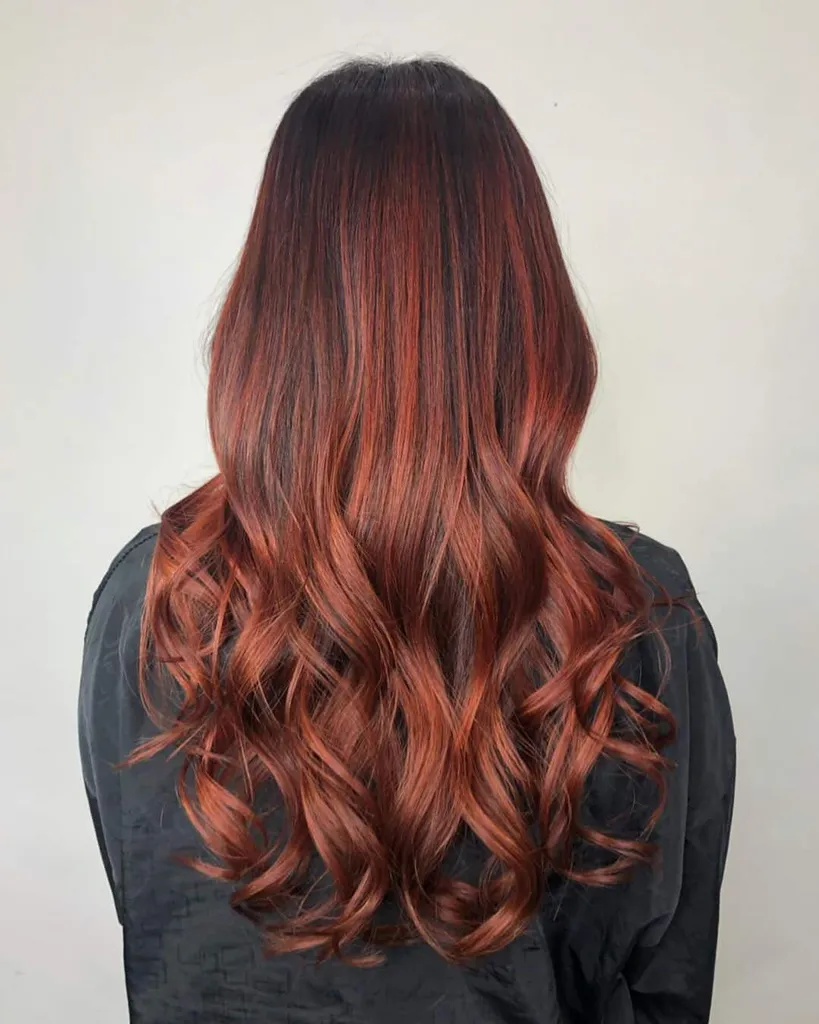 Roodbruine balayage met gekrulde uiteinden' title=