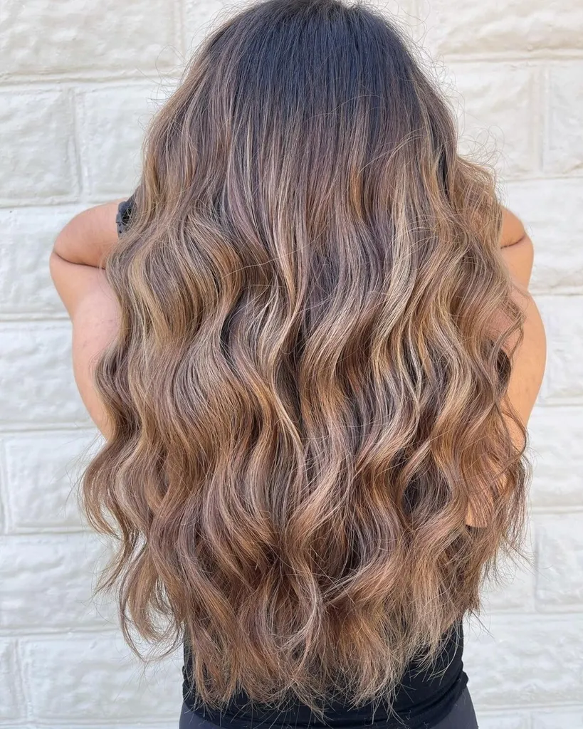 Gemengde balayage met bruine en blonde tinten' title=