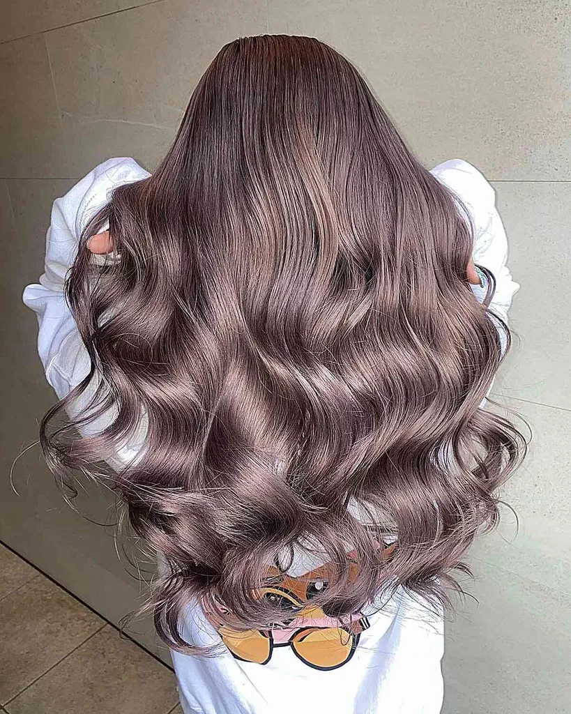 Dusty Brunette Balayage voor dames met lang golvend haar' title=