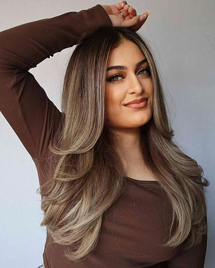 Demi-Permanente Brunette Balayage voor dames met lang gelaagd haar' title=