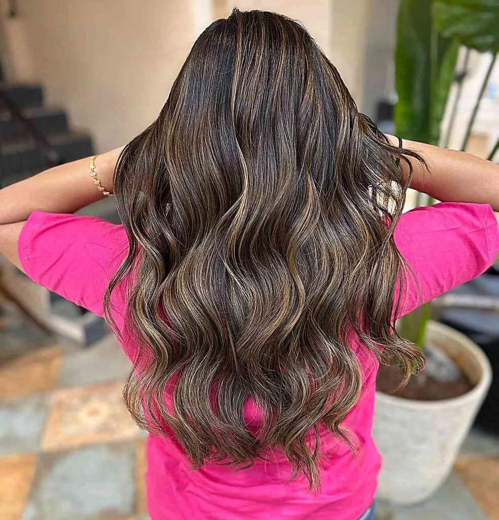 הדגשות קרמל בלאאג' עם גלים רופפים לשיער ארוך שכבות' title=