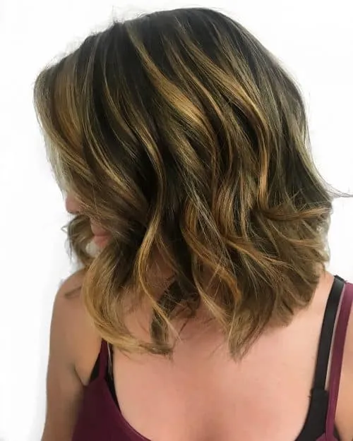 שיער חום בינוני עם רפרפת' title=