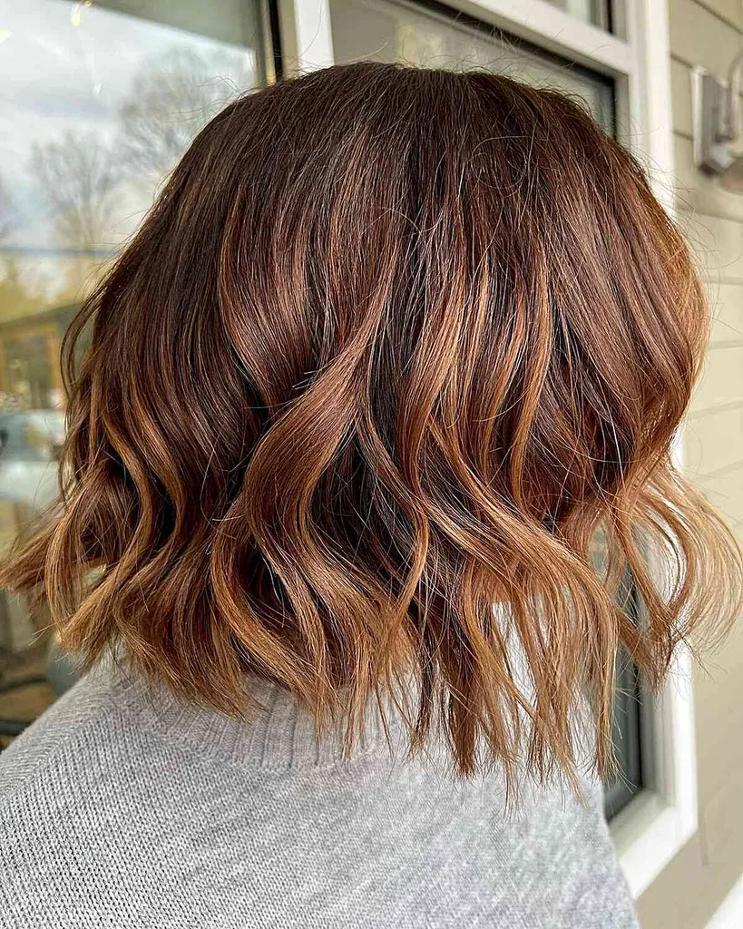 Balayage עדין לבוב חום קרמל קצר עם קצוות קצוצים' title=