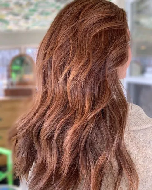 Culoare roșie naturală cu balayage de caramel' title=