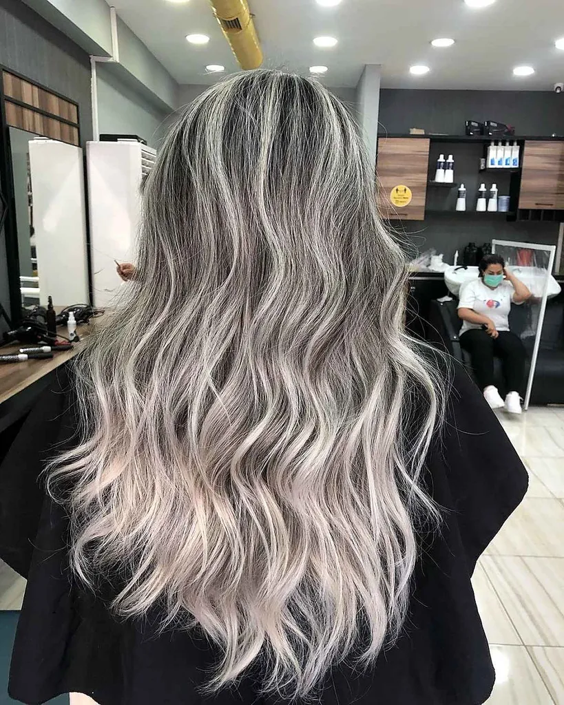 פסים בלונדינים לבנים על שיער כהה' title=