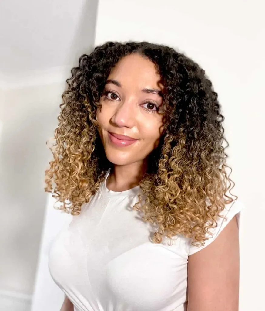 שיער שחור בעל מרקם עם דגשים בלונדיניים של אומברה לנשים אפרו-אמריקאיות' title=