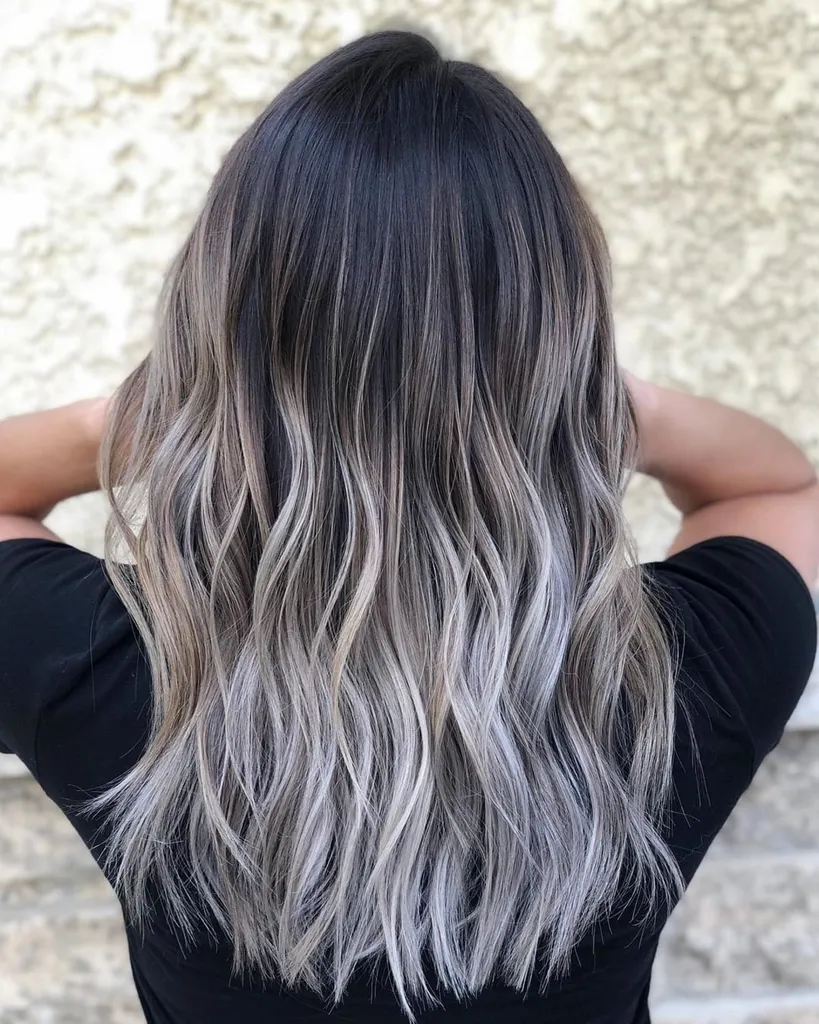 הדגשות בלונדיניות קפואות עם שיער שחור' title=