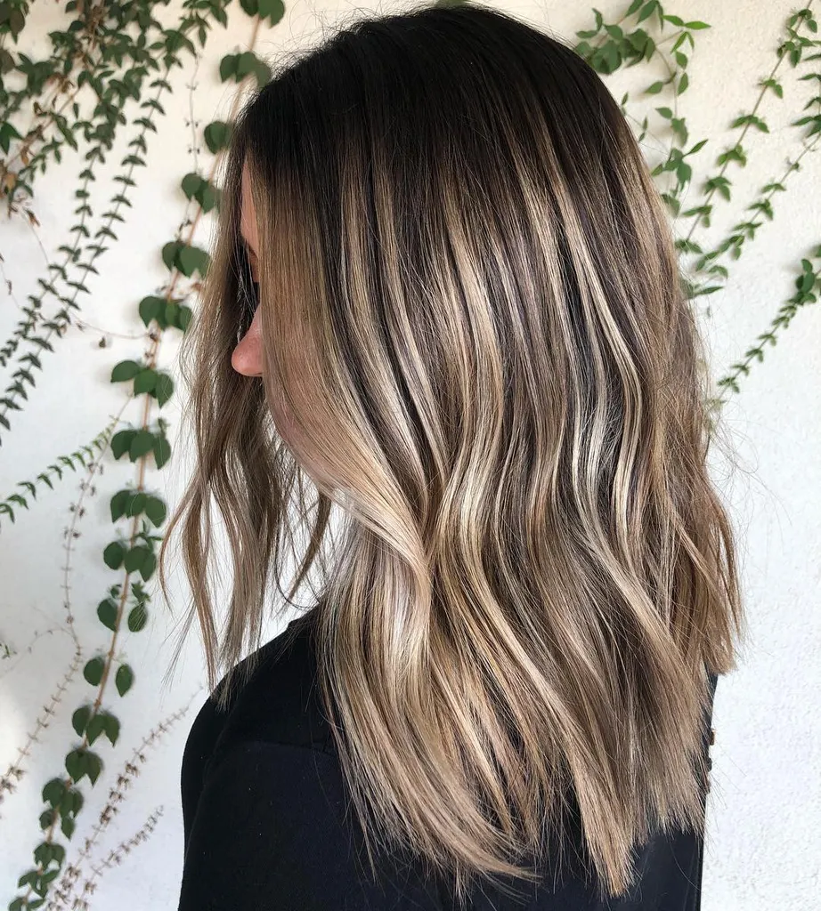 שיער בלונדיני באורך בינוני עם הדגשות שחורות' title=