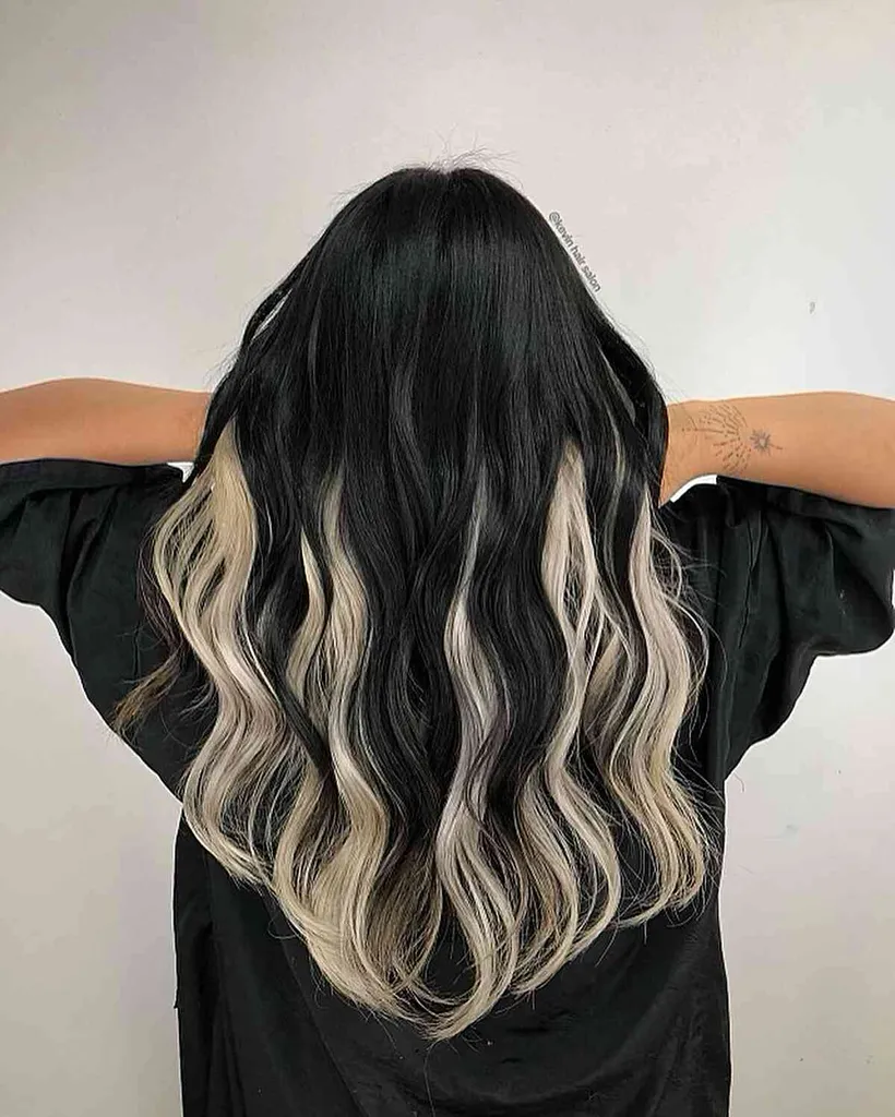 שיער שחור עם תחתונים בלונדיניים' title=