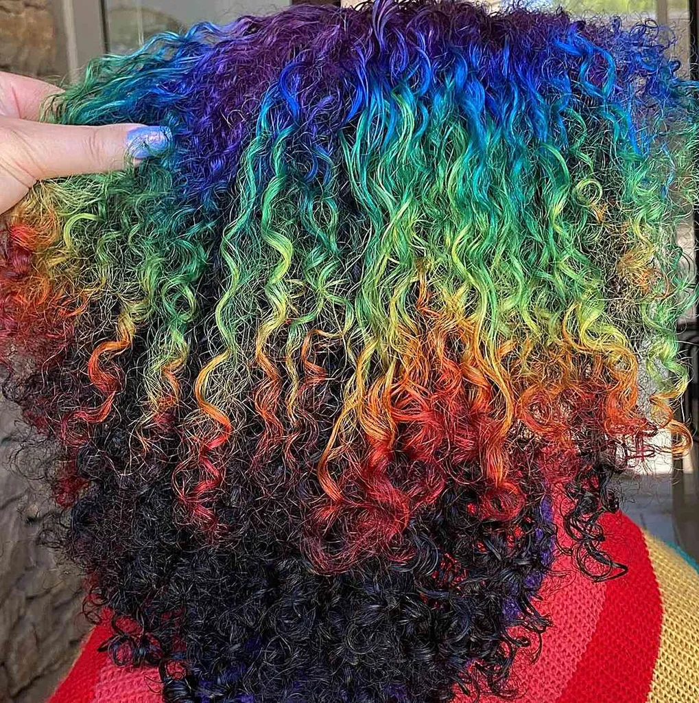 Rainbow Curly midtlængde ombre hår med sort nedenunder' title=