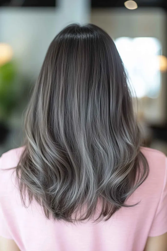 Chokladbrunt hår med subtila gråa höjdpunkter för en höstlig look' title=