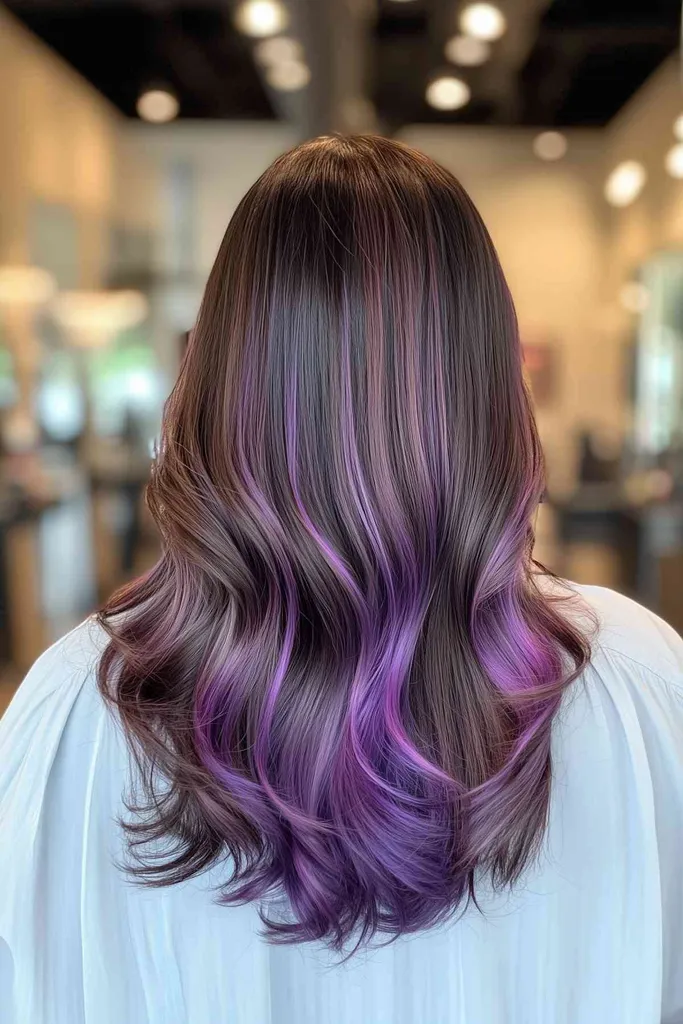 Mörk brunett hår med lila balayage för hösten' title=