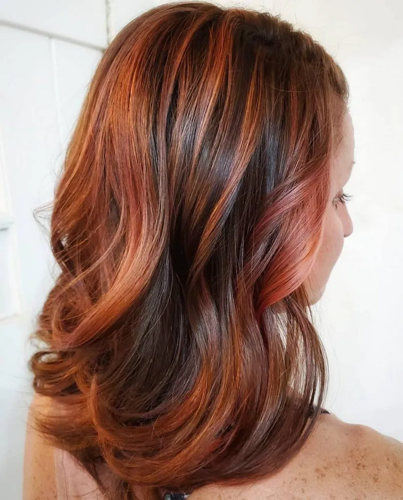 Puikūs vario rožinio aukso akcentai brunetėms' title=