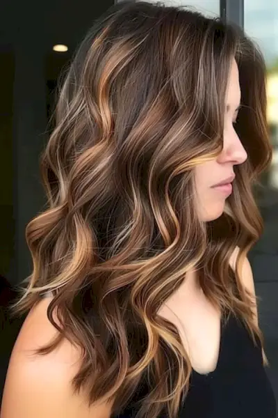 Karamelová platina balayage na tmavě hnědých vlasech