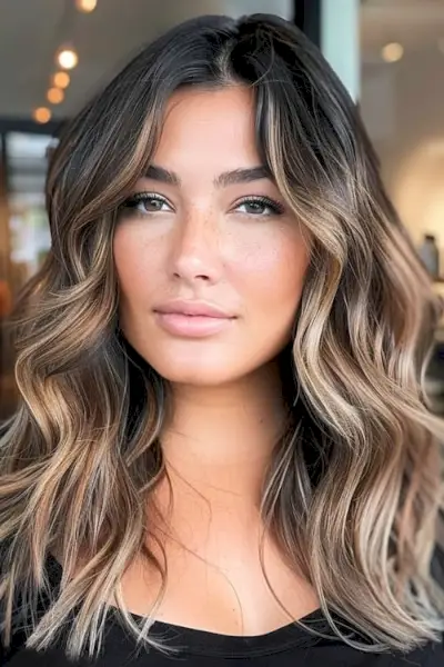 Karamelově blond odlesky na tmavě hnědých vlasech.