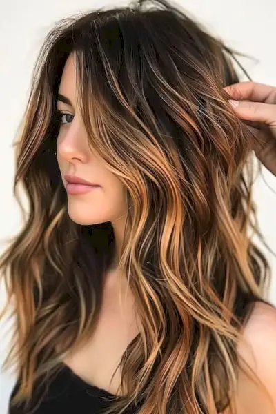 Snědý blond melír na tmavých kaštanových vlasech.