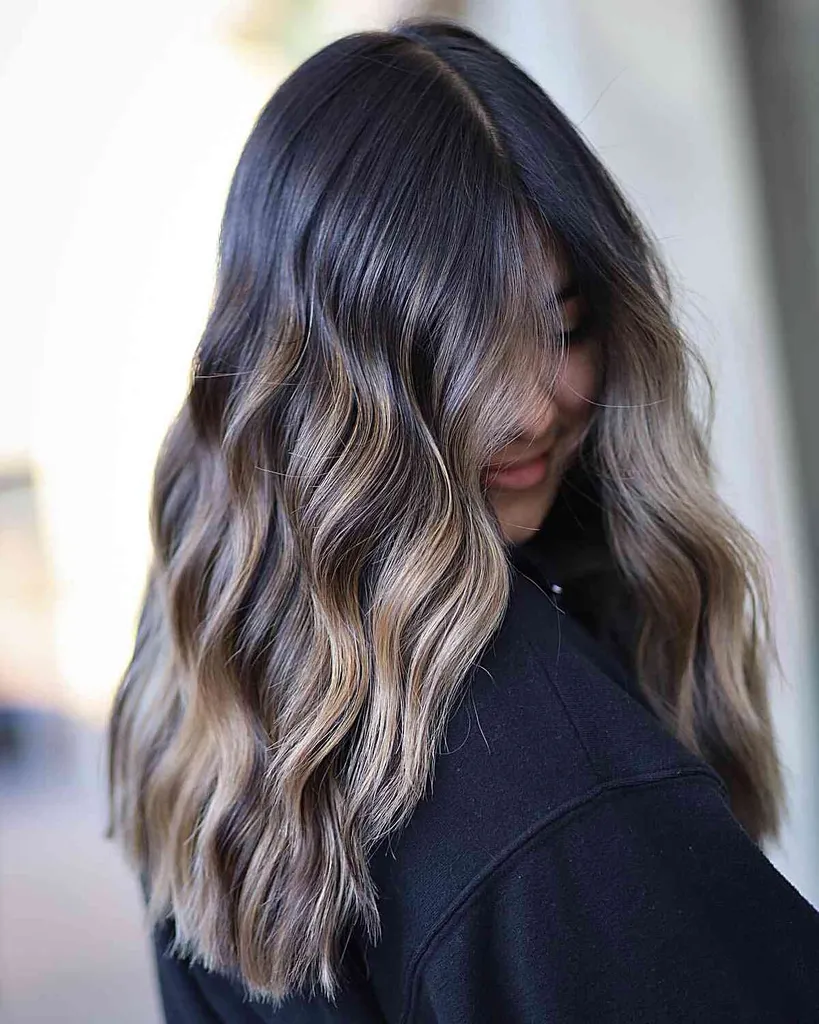 Black Root Melt mit beigen Balayage-Tönen für langes Haar' title=