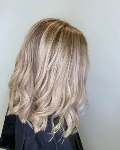 Champagne blonde hair with lowlights