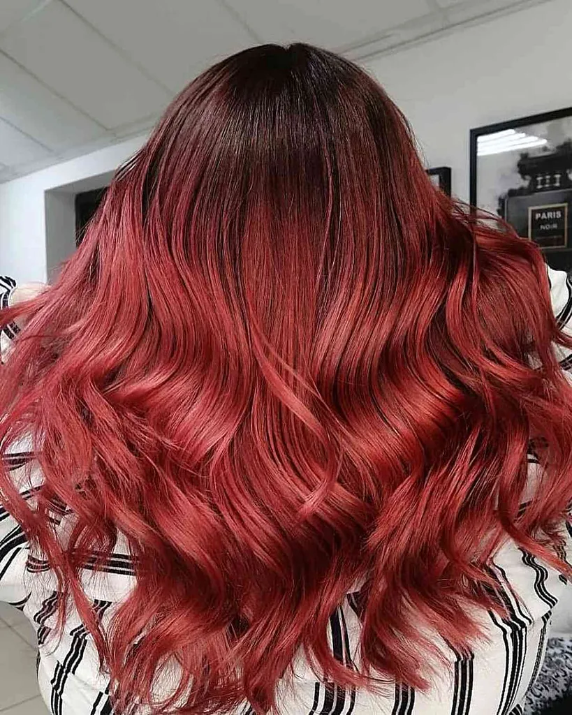 Balayage vermelho cereja escuro com raízes escuras' title=
