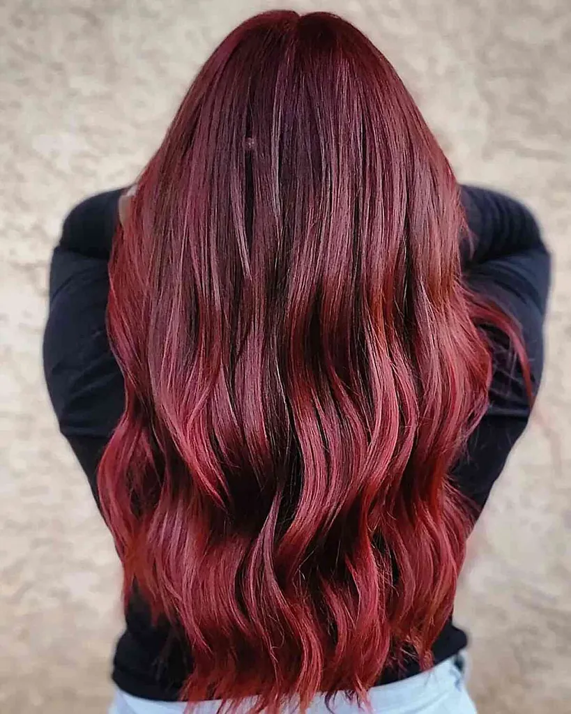Sedutor Balayage vermelho em cabelo preto para mulheres com cabelos longos' title=