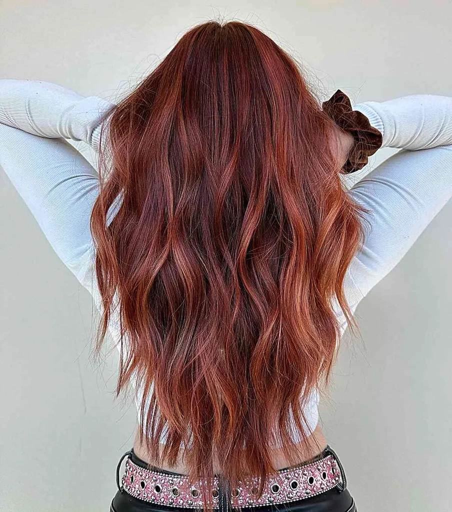Scarlet Red Balayage Waves para mulheres com cabelos longos em formato de V' title=