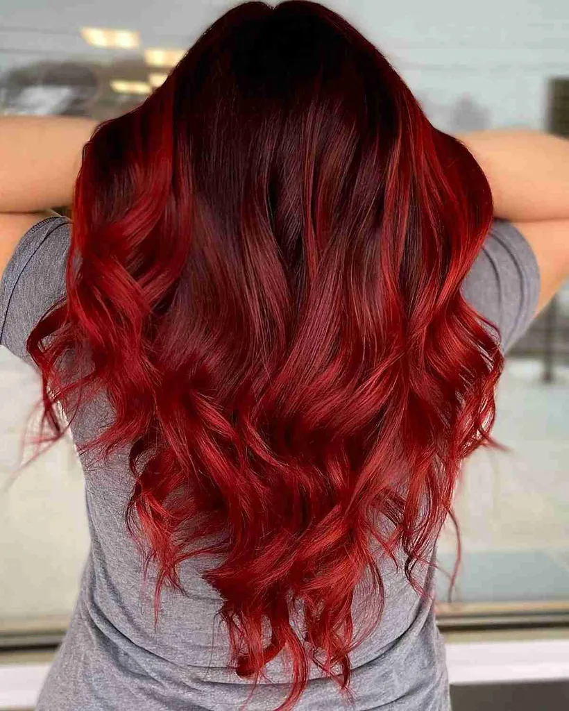 Balayage Candy Apple Red enraizado em cabelos longos' title=
