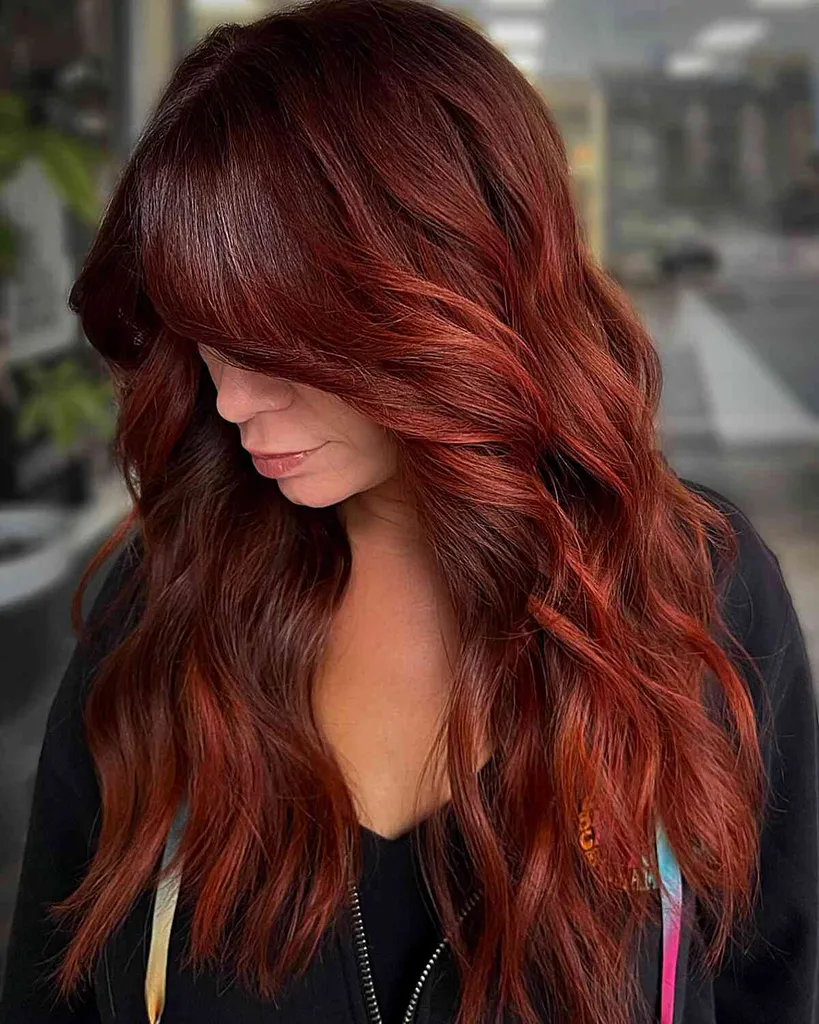Balayage Vermelho e Cobre para mulheres com cabelos longos e ondulados' title=