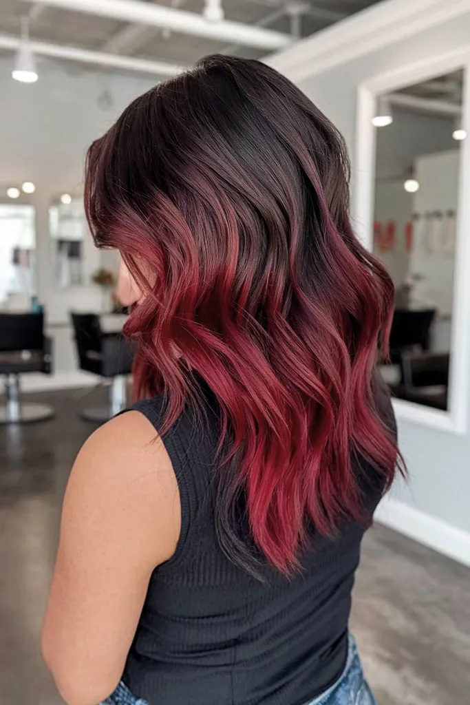 Ruby vin höjdpunkter på svart hår' title=