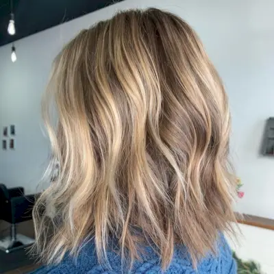 Shoulder-grazing choppy blonde balayage