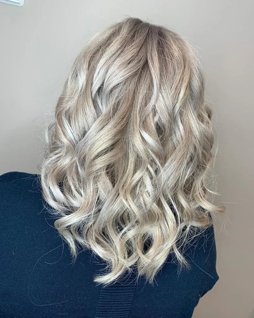 Păr argintiu cu evidențierea blondă ușoară' title=