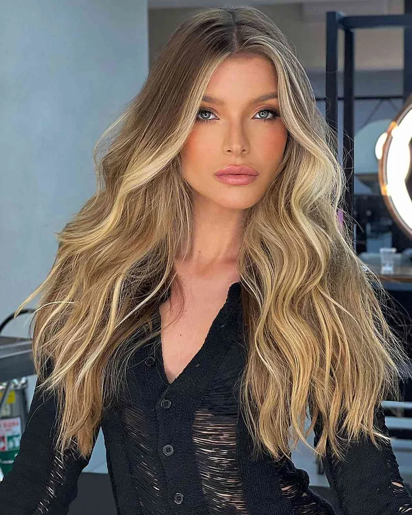 Repere blond luminos strălucitor pentru părul lung dezordonat' title=