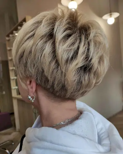 honey blonde hair with dark brown roots