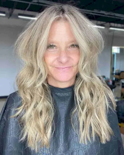 Neutral Blonde with Face-Framing Highlights
