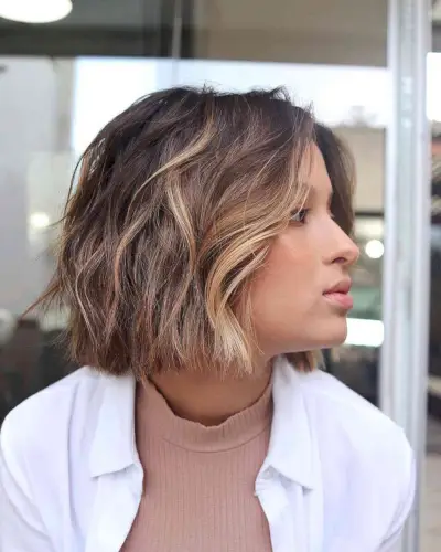 25 cheveux brun foncé avec des reflets blonds idées de brunettes succulentes