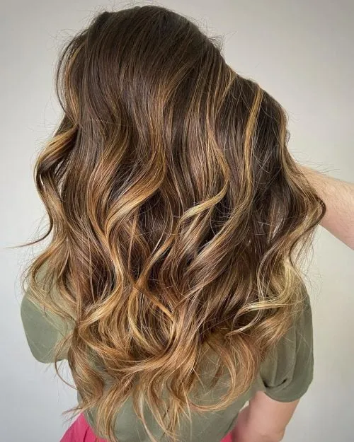 Temnejši kostanj s čudovitimi blond poudarki' title=