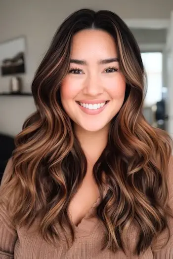 Espresso brunt hår med honning og karamel highlights.