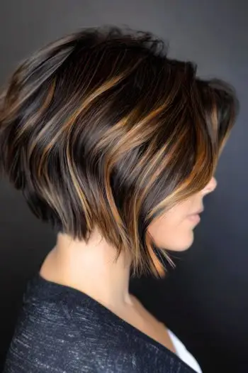 Shattered Angled Bob-frisure med karamel fremhæver hårfarve.