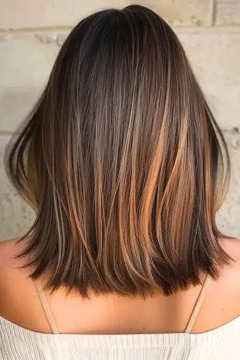 Brunt hår med gyldne karamelhøjdepunkter.