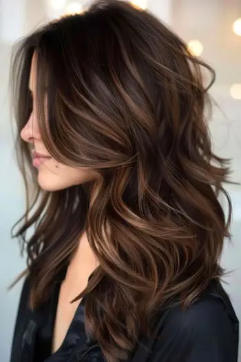 Karamel Balayage på dybt brunt hår.