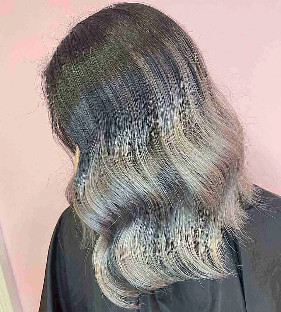 Sudraba balayage matu krāsa ir lieliska — šeit ir 25 attēli, kas to pierāda' title=