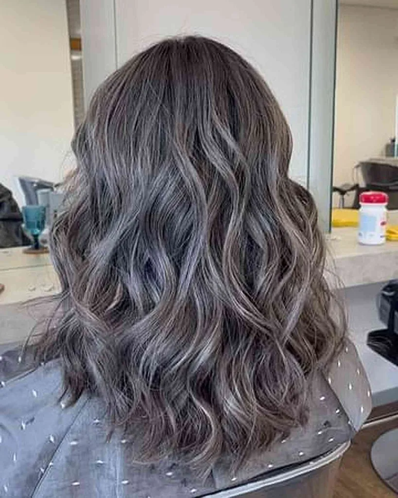 Vidēji gari gaiši brūni mati ar sudraba balayage Ombre akcentiem' title=