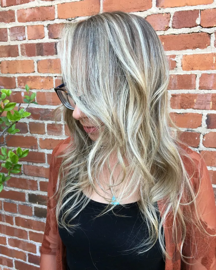 Pretty Blond Balayage med Lowlights frisyr' title=