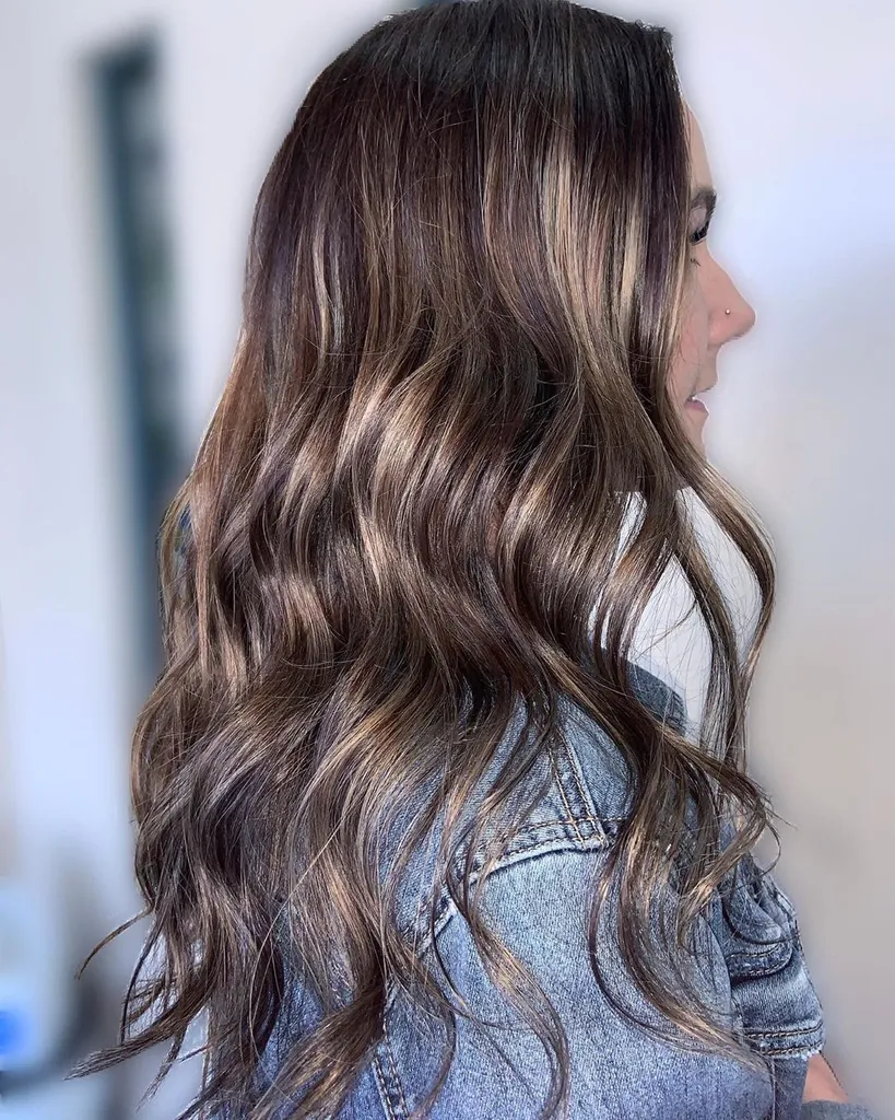 Fantastiskt mörkbrunt hår med lowlights' title=