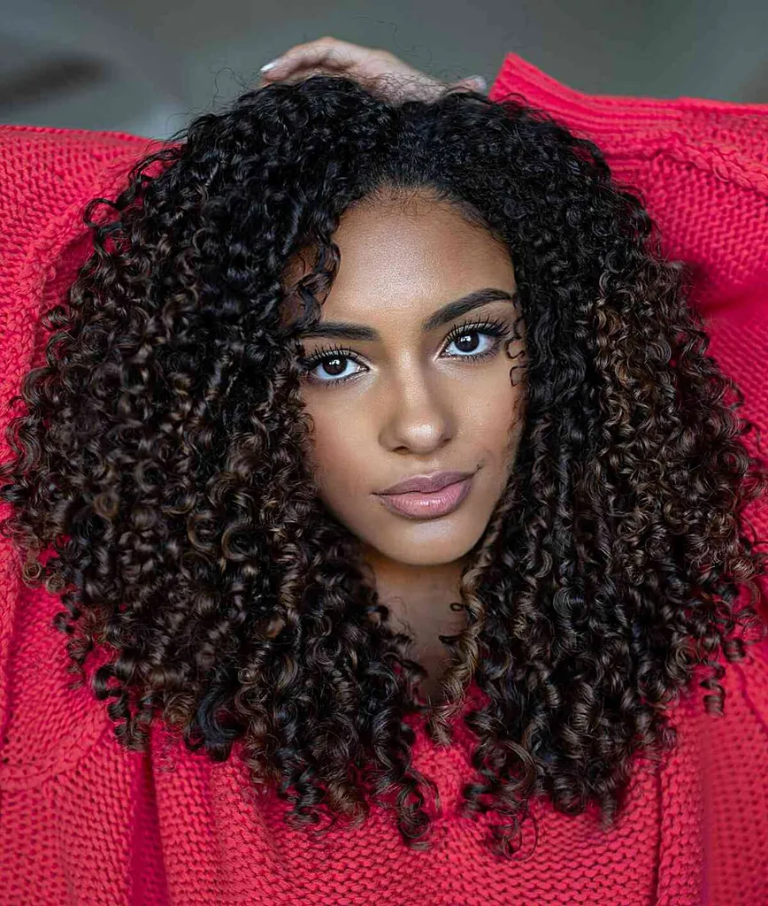 Bruneta Balayage pentru bucle' title=