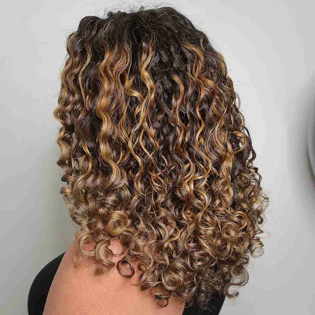 Golden Balayage Repere pe părul brunet întunecat cret' title=